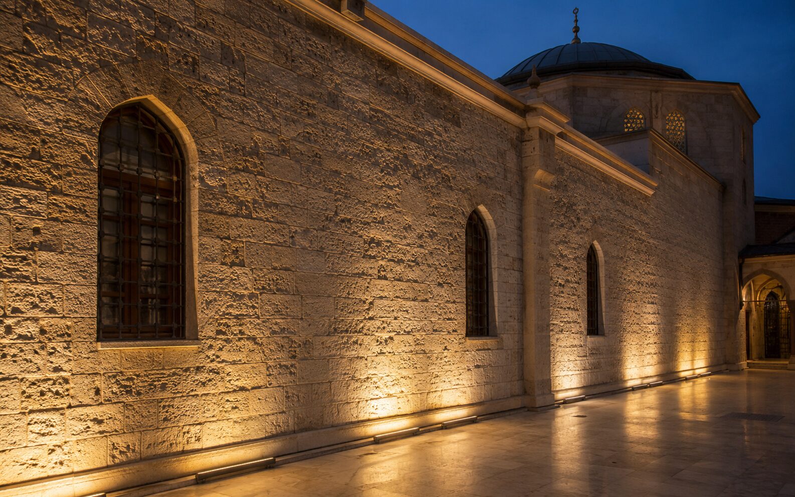 Cami avlu taş duvarında wall grazing