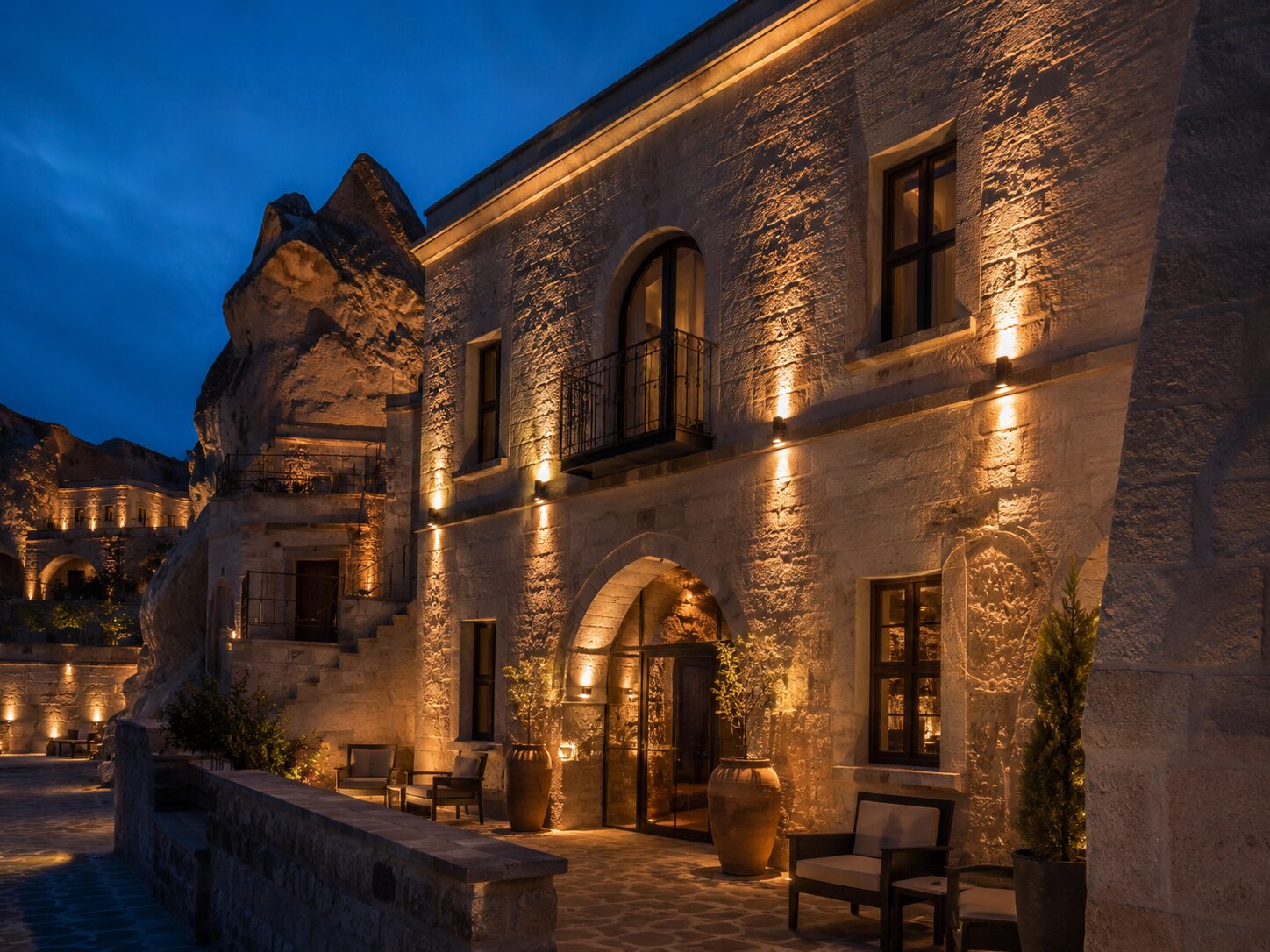 Kapadokya taş otel cephesinde wall grazing örneği
