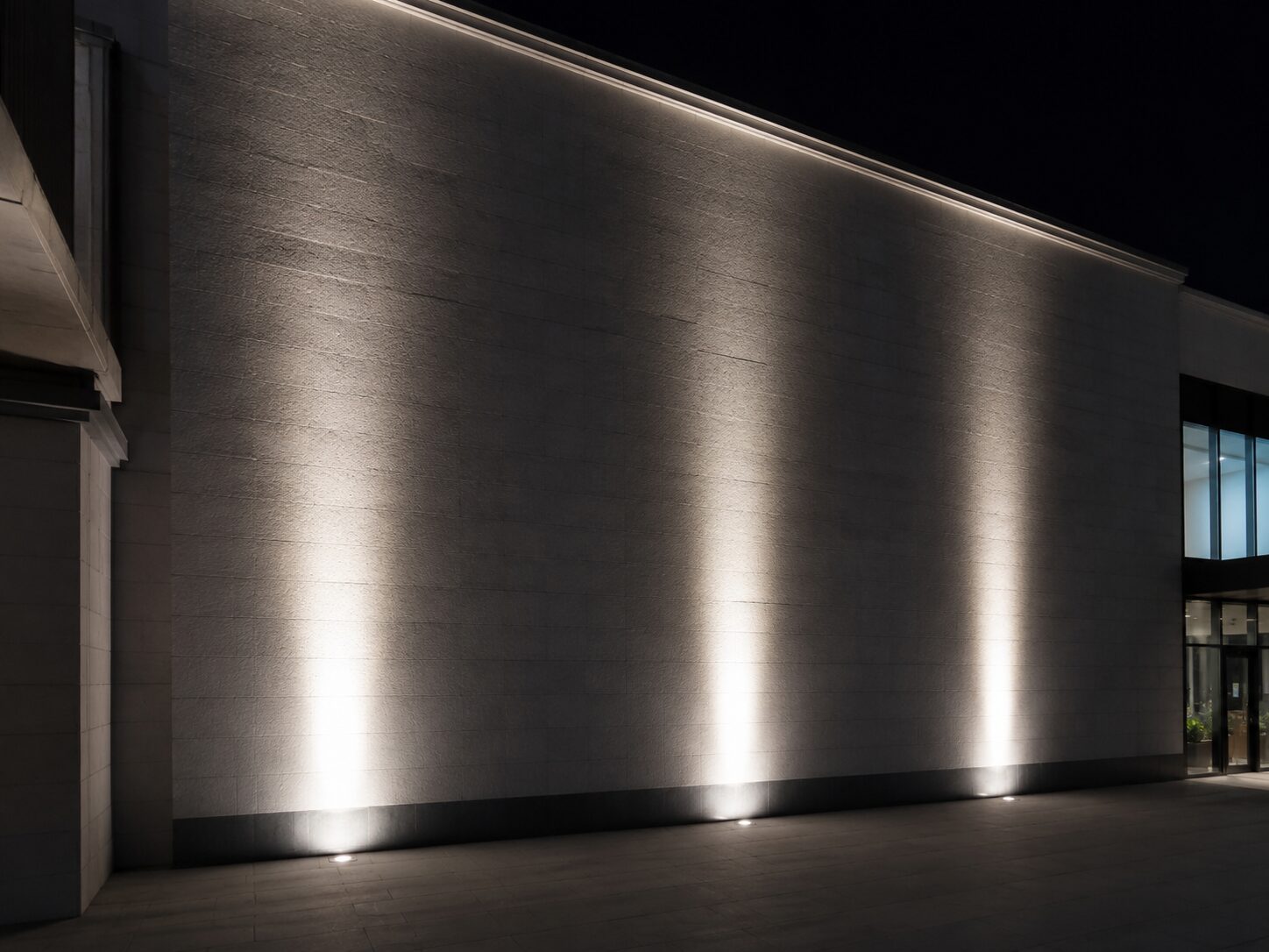 Fazla aralıklı wallwasher LED armatürlerde oluşan parlak ışık kolonları